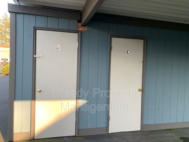 Building Photo - 1822 S 95th St