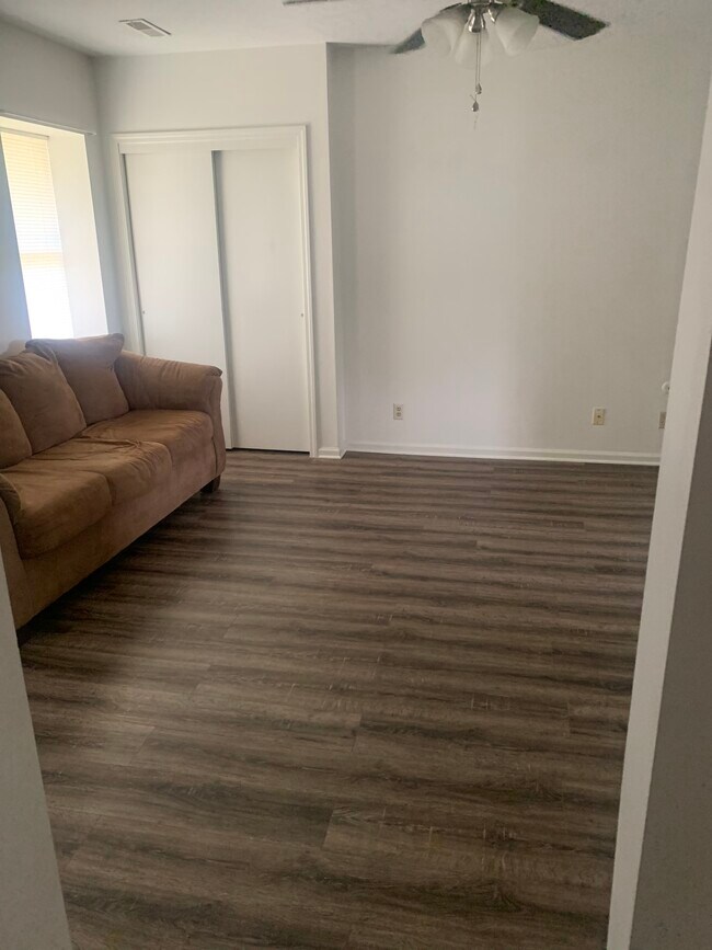 Building Photo - 1205 Pershing Rd