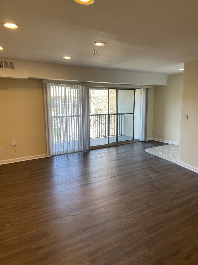 Building Photo - 1142 Cove Rd