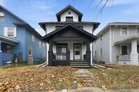 Building Photo - Freshly Updated 3-Bed Home with Back Parking