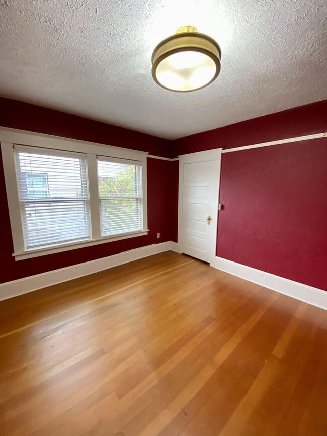 Building Photo - Beautiful Craftsman on Broadway with Live-Work Space Option