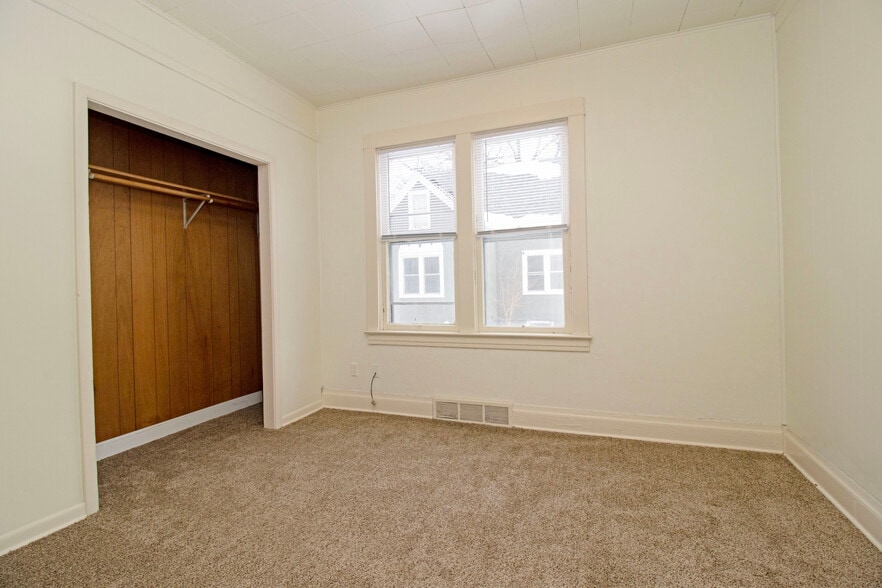 Building Photo - 612 7th Ave S