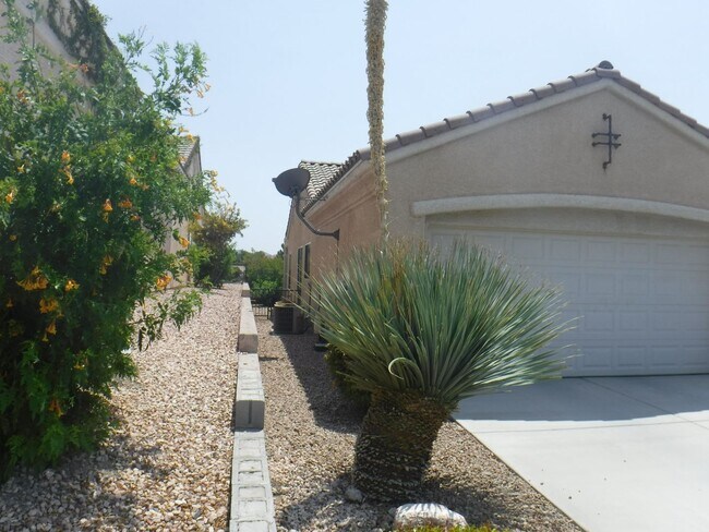 Building Photo - Sun City Anthem home right on the golf course!