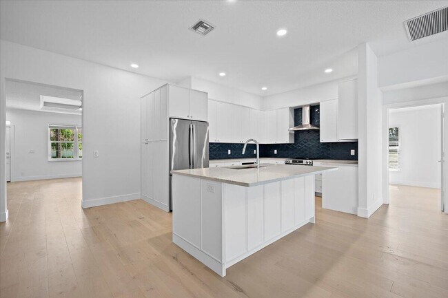 Building Photo - 204 Clocktower Dr