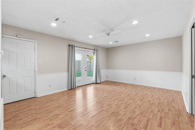 Building Photo - 5814 Viking Dr