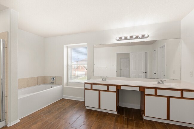 Building Photo - 4818 Fair Oak Dale Ln