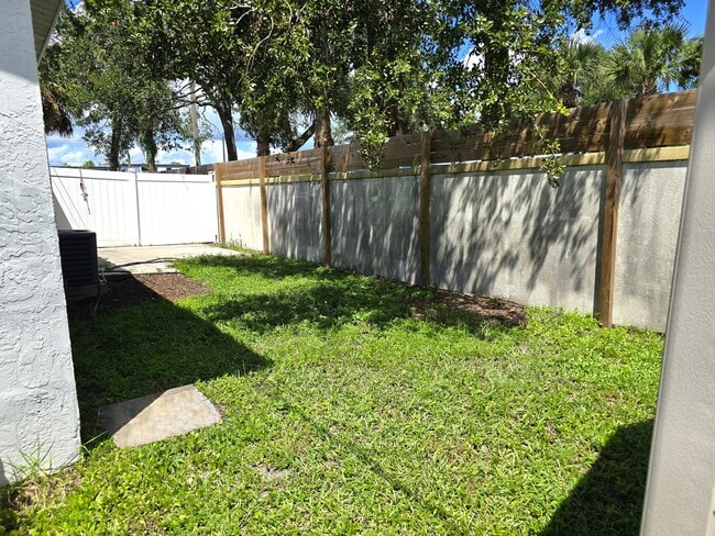 Building Photo - 440 77th Ave N