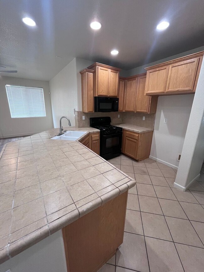 Building Photo - LOVELY 3 BEDROOM HOUSE IN NEWER SUBDIVISION!!
