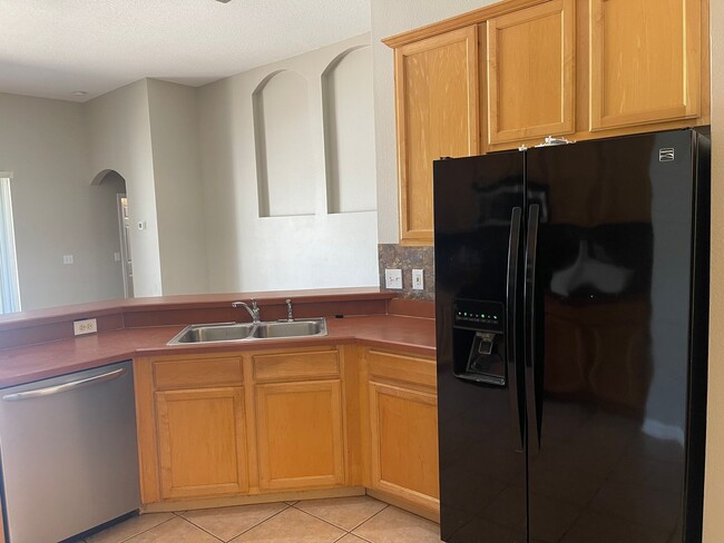 Building Photo - RIVERVIEW POOL HOME FOR RENT