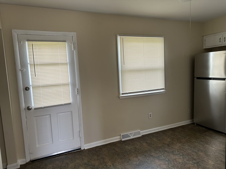 Building Photo - 2119 Jasmine Dr