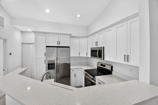 Building Photo - "Charming 2-Bed, 2-Bath Oasis in Riviera Beach – Your Perfect Retreat!"