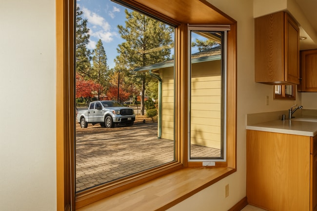 Building Photo - Spacious SW Bend Home on Nearly Half an Ac...