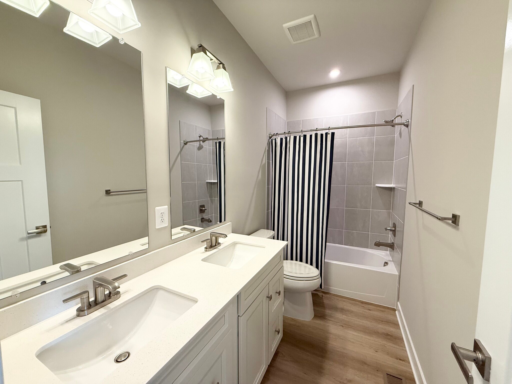 Second bathroom - 7841 Blackbriar Way