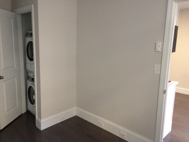 Building Photo - NO FEE!!  BACK BAY 1 BEDROOM WITH LAUNDRY IN-UNIT & RENOVATED KITCHEN