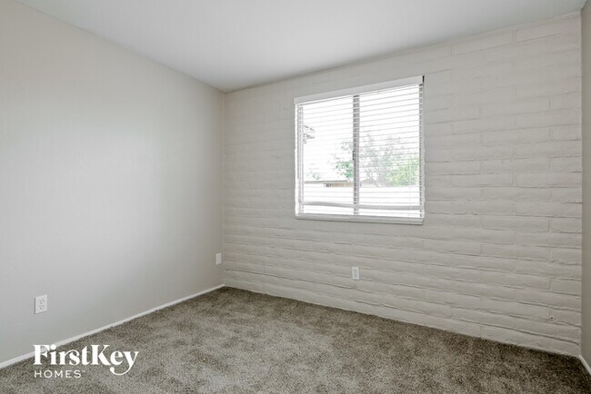 Building Photo - 7322 E Lakeside Dr