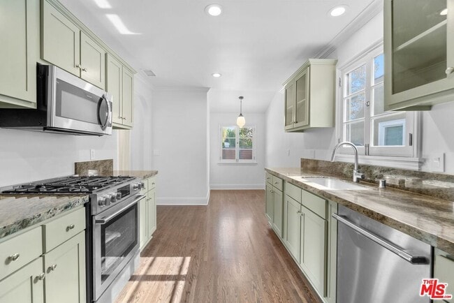 Building Photo - 619 S Sycamore Ave