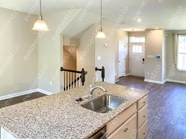 Building Photo - Gorgeous 3-Bedroom Townhouse with Modern C...