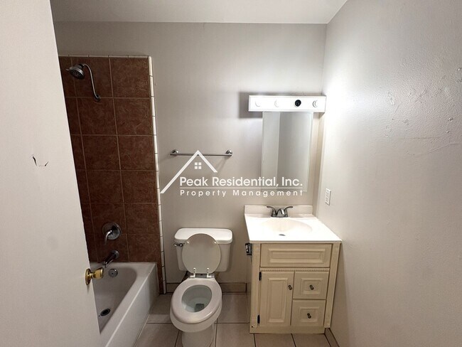 Building Photo - Charming 2 bedroom 1 bathroom Apartment!