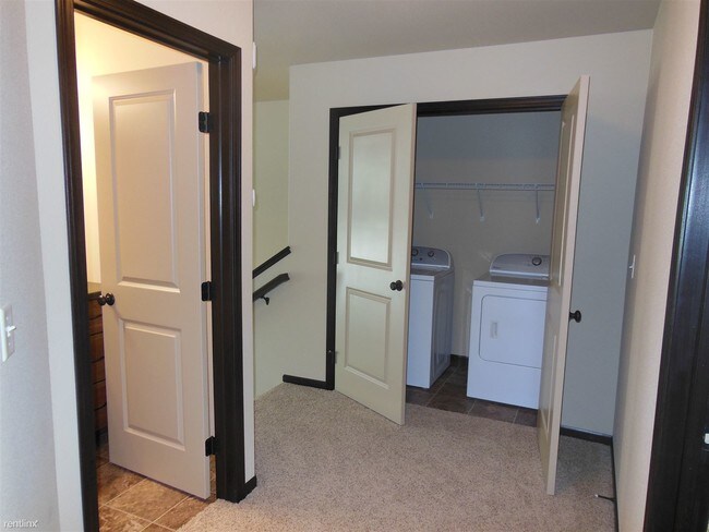 Building Photo - 3 br, 3 bath Townhome - Evelyn Acres