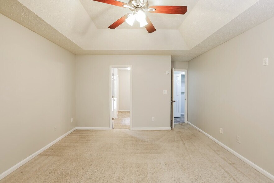 Building Photo - 909 Shadow Lake Dr