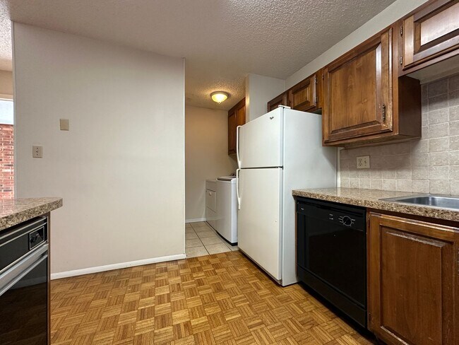 Building Photo - * Move-In Special * * Water Paid ; Washer/...