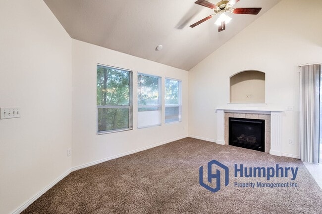 Building Photo - Nampa Fourplex, 2Bd/2Bth/CP, 930Sqft, near Karcher mall off Caldwell Blvd in Nampa