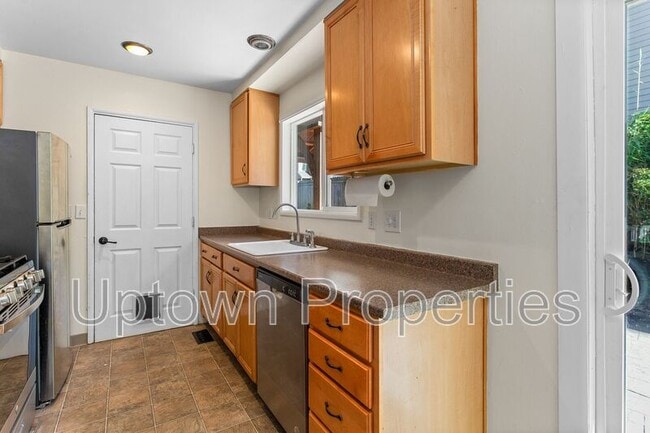 Building Photo - 16620 SW Oak St