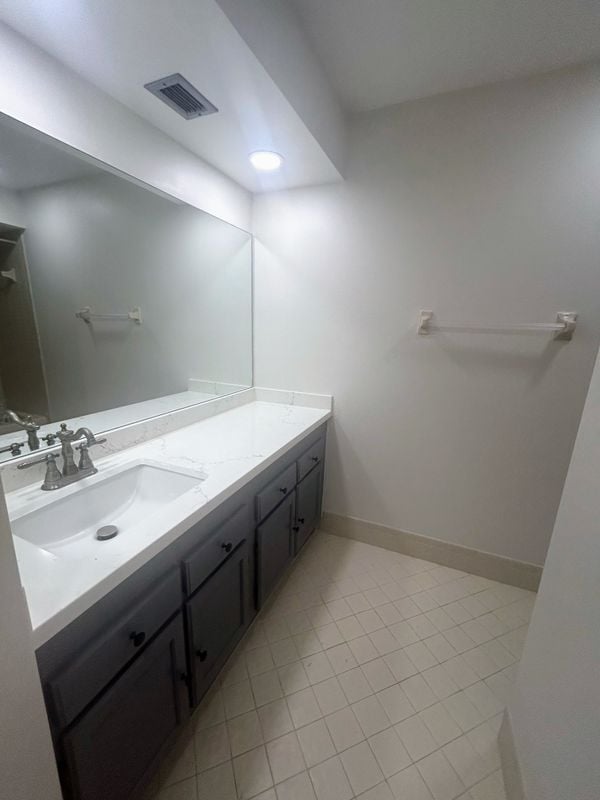Building Photo - 454 N Laurel Dr