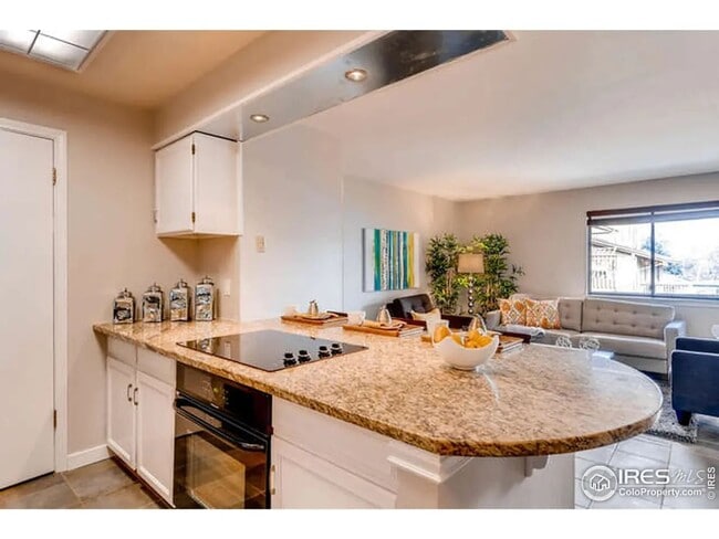 Building Photo - Furnished or Unfurnished Updated 2 Bed 2 B...