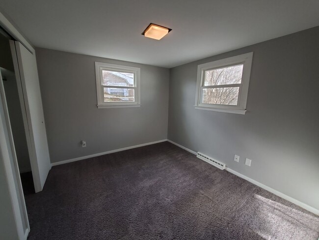 Building Photo - 2 Bedroom House  in Silvis