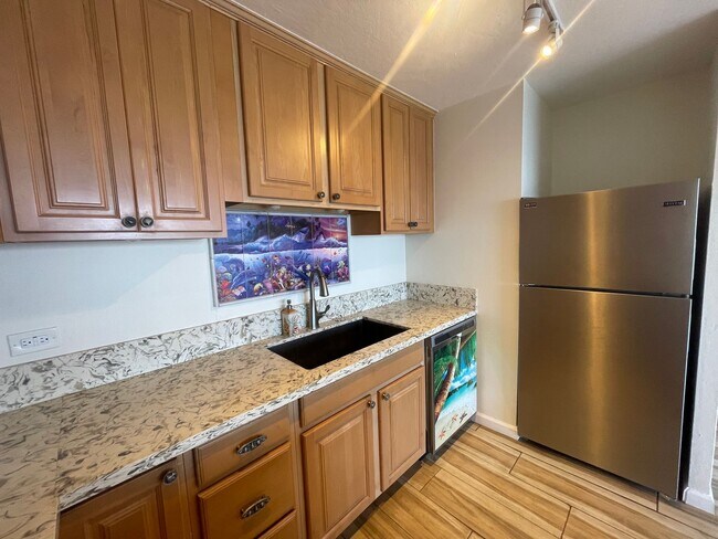 Building Photo - Lahaina Roads Oceanfront One Bedroom