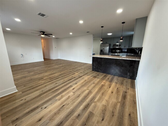 Building Photo - 611 N Eastwood St