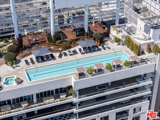 Building Photo - 6250 Hollywood Blvd