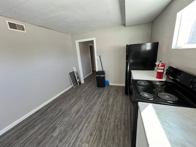 Building Photo - 2 Bedroom 1 Bath Private Apartment Above B...