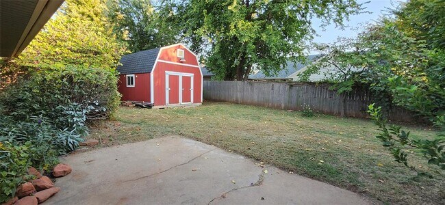 Building Photo - 2804 Fairfield Dr