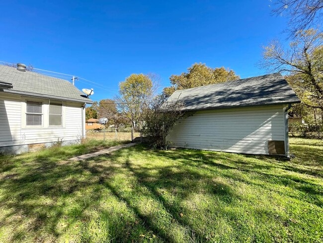 Building Photo - 714 6th Ave NW