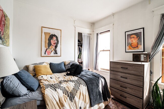 Building Photo - Bright and Sunny 3 Bedroom Upper