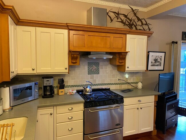 Building Photo - 285 Norwood Ave