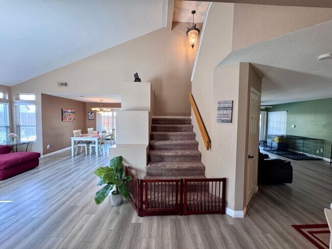 Building Photo - Beautiful 4 Bedroom Pool Home with Solar i...