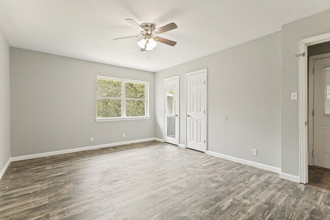 Building Photo - "Discover Spacious Comfort: 4-Bed, 2-Bath Home on Rockhill Road, Fort Worth!"