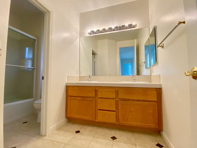 Building Photo - Spacious 4 bed 3 bath Newbury park home