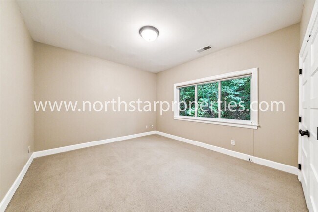 Building Photo - New Exquisitely Designed Dream Home in Lake Oswego.