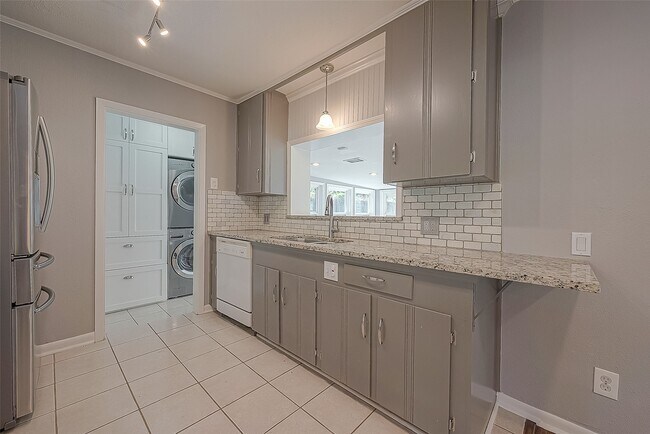Building Photo - 942 W 30th St