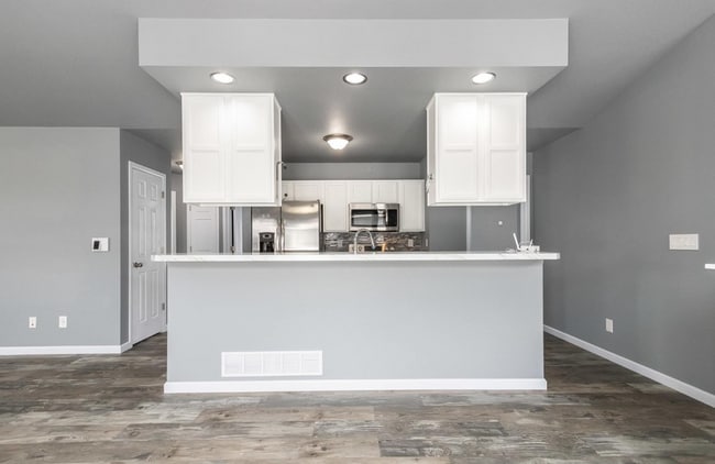Building Photo - *FIRST MONTHS RENT FREE* 3 BED, 2 BATH MOD...