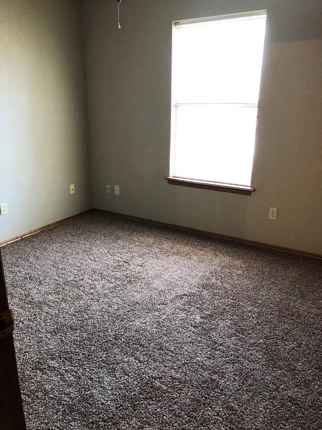 Building Photo - Charming 4 bedroom 2 1/2 bath home!
