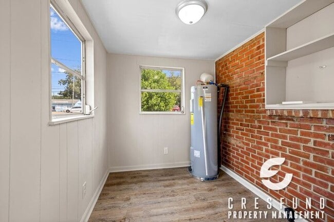 Building Photo - 3 Bedroom, 1 Bath with Fresh and Modernize...