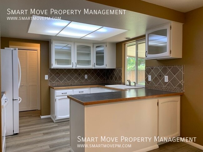 Building Photo - 10023 W Skycrest Dr