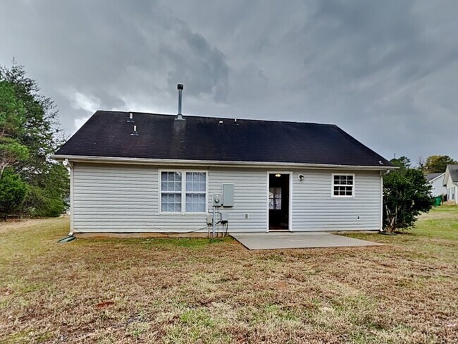 Building Photo - 3BD / 2 BA