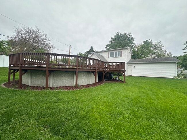 Building Photo - 1105 Summit Dr