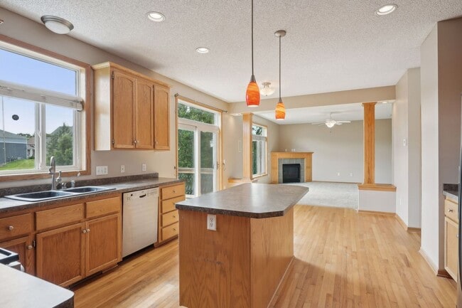 Building Photo - Gorgeous Single Family Home - June 1st Mov...
